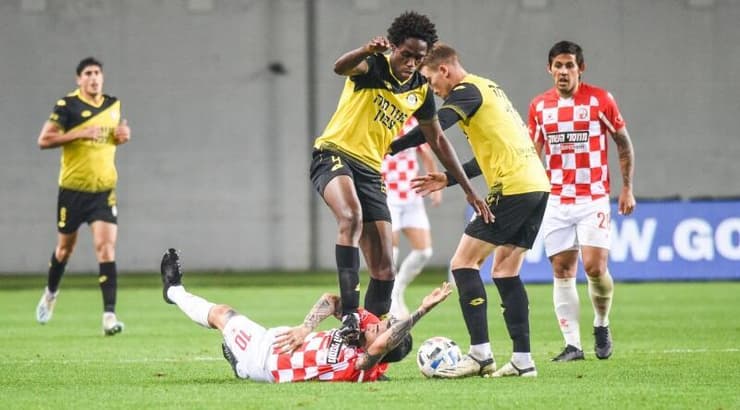 אקינסולה אקיניימי מעל ז'סוואה