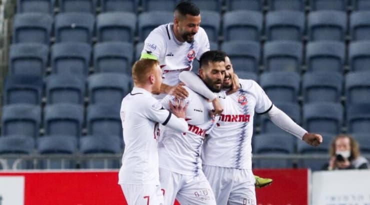 חנן ממן חוגג עם שחקני הפועל חיפה