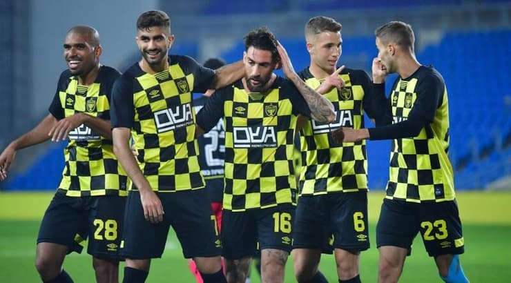 שחקני בית"ר חוגגים עם אלירן עטר