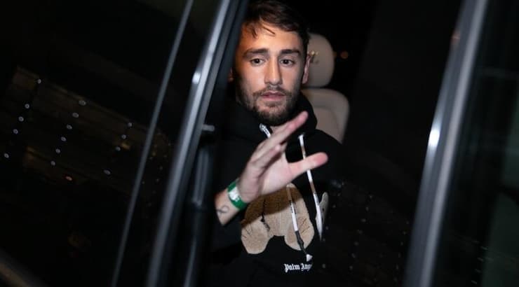 עומר אצילי עם חזרתו ארצה. השתדל להתרחק מהצלמים