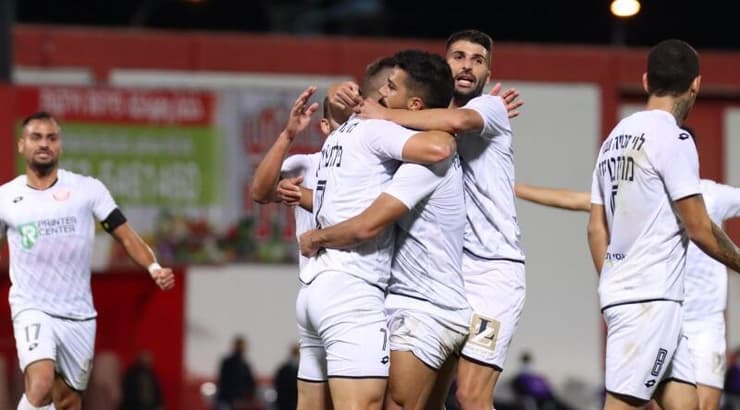 מקסים פלקושצ'נקו חוגג עם שחקני הפועל חדרה (עמרי שטיין) מקסים פלקושצ'נקו חוגג עם שחקני הפועל חדרה