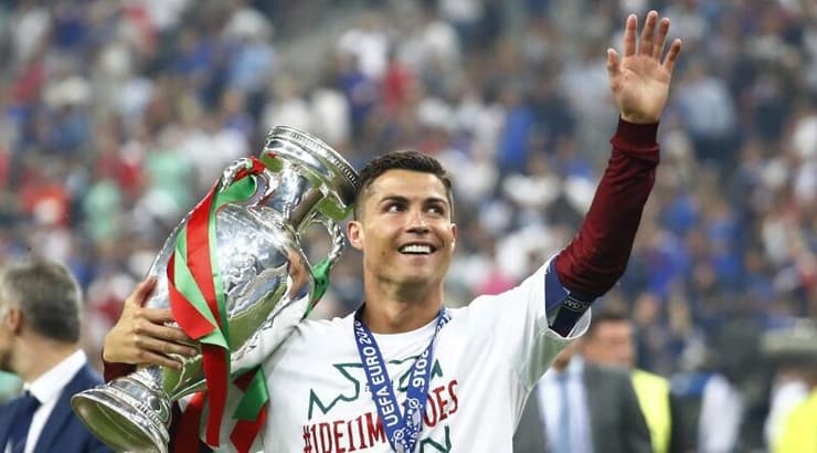 רונאלדו עם הגביע המיוחל. אלוף אירופה