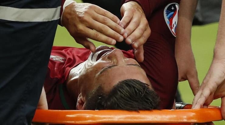 רונאלדו יורד על אלונקה