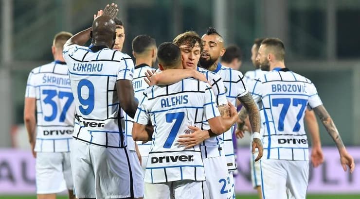 שחקני אינטר חוגגים עם ניקולו בארלה