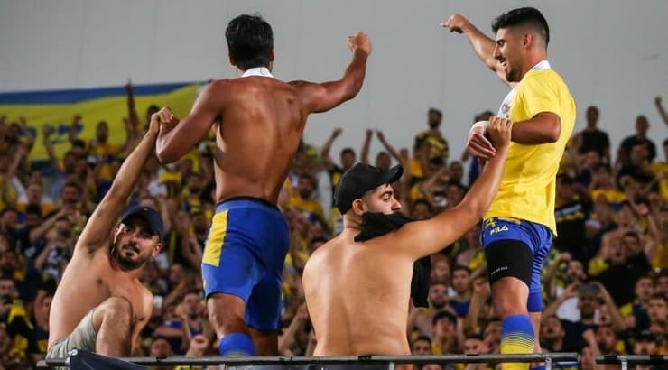 יונתן כהן ודור פרץ חוגגים עם האוהדים