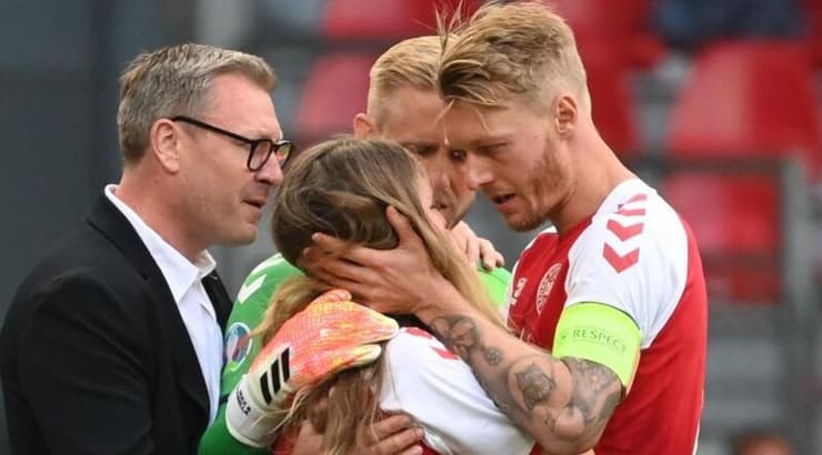 סימון קאר וזוגתו של אריקסן