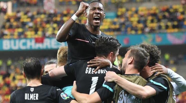 שחקני אוסטריה חוגגים עם מיכאל גרגוריץ'