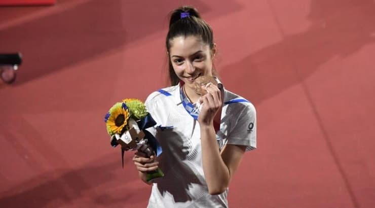 אבישג סמברג עם המדליה