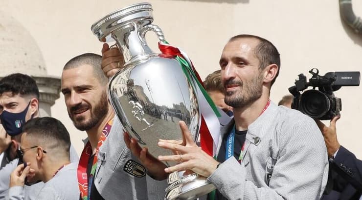 לאונרדו בונוצ'י וג'ורג'ו קייליני עם הגביע