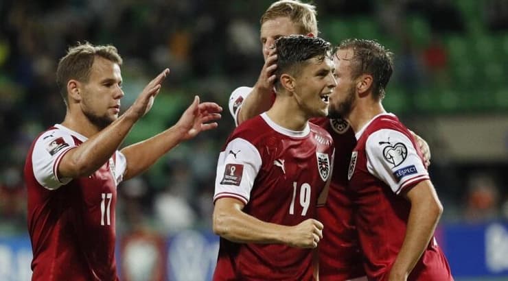 שחקני נבחרת אוסטריה חוגגים עם כריסטוף באומגרטנר