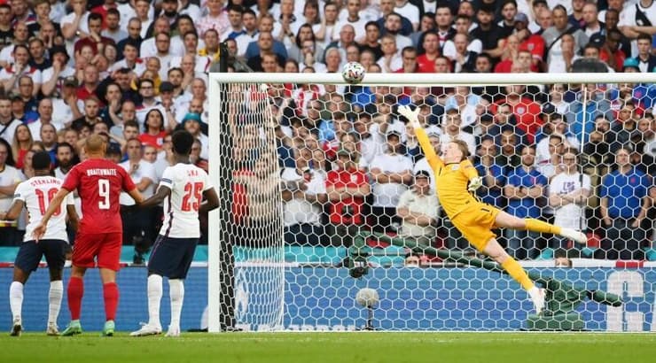 השער של מיקל דמסגור מול אנגליה (רויטרס) השער של מיקל דמסגור מול אנגליה