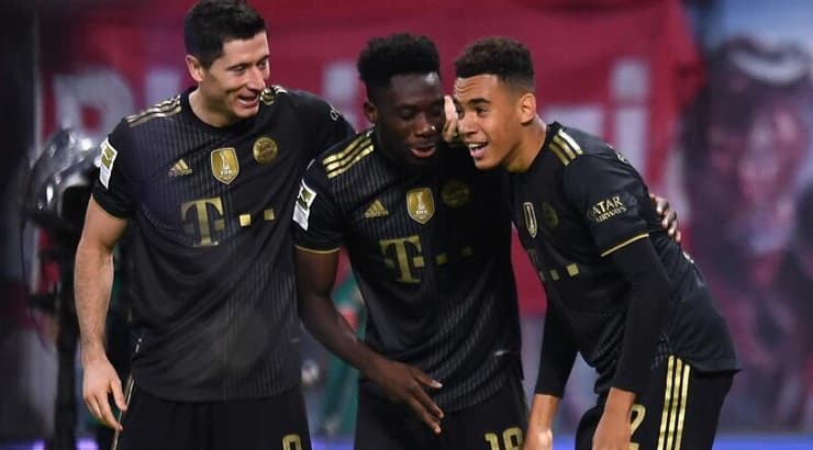 שחקני באיירן מינכן חוגגים, מסוגלים להתמודד עם השינויים ביבשת?