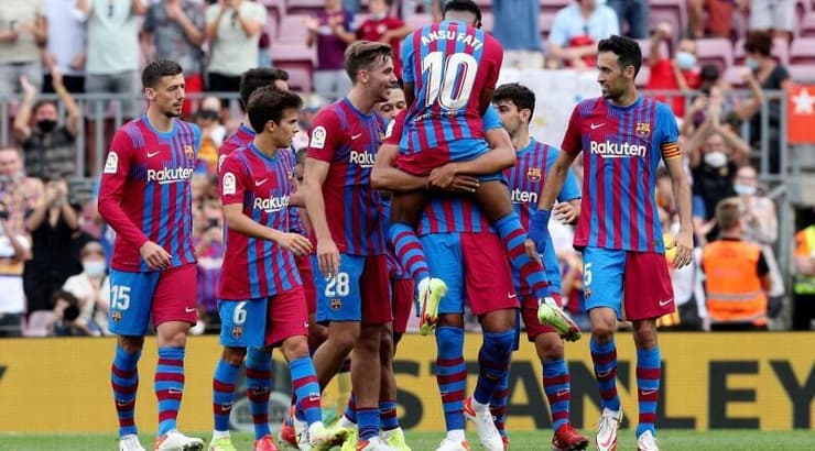 אנסו פאטי חוגג עם שחקני ברצלונה