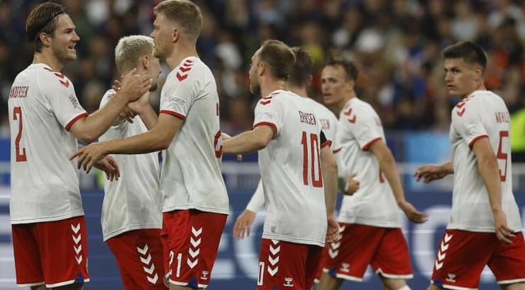 שחקני דנמרק חוגגים