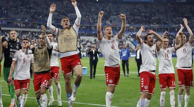 שחקני דנמרק חוגגים