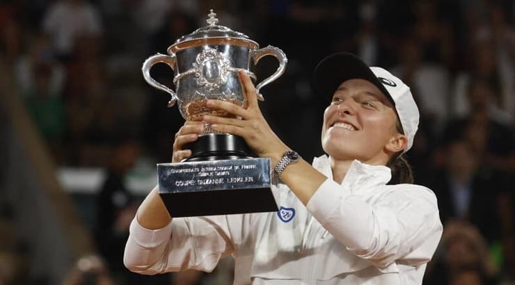 איגה שפיונטק חוגגת (רויטרס) איגה שפיונטק חוגגת