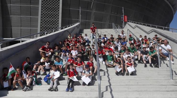 אוהדי נבחרת הונגריה (רויטרס) אוהדי נבחרת הונגריה