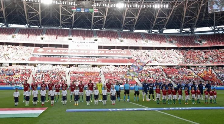 שחקני נבחרת אנגליה והונגריה בפתיחה (רויטרס) שחקני נבחרת אנגליה והונגריה בפתיחה