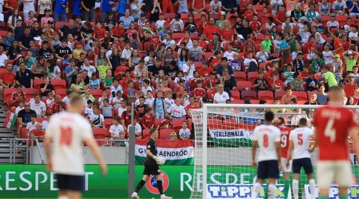 שחקני אנגליה והונגריה על רקע קהל הילדים ביציע (רויטרס) שחקני אנגליה והונגריה על רקע קהל הילדים ביציע