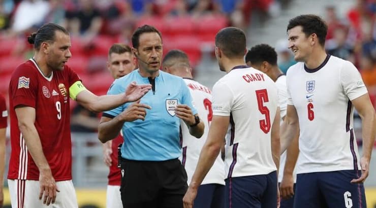 שחקני נבחרת אנגליה והונגריה מתווכחים עם ארתור סוארס דיאז (רויטרס) שחקני נבחרת אנגליה והונגריה מתווכחים עם ארתור סוארס דיאז