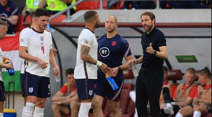 גארת' סאות'גייט מתדרך את שחקניו (רויטרס) גארת' סאות'גייט מתדרך את שחקניו