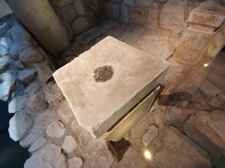 שרידי לבונה על המזבח המקורי