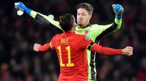 וויין הנסי חוגג עם גארת' בייל (רויטרס) וויין הנסי חוגג עם גארת' בייל