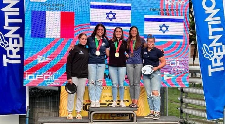 דניאלה פלג ושרון קנטור בפודיום (גל פרידמן, איגוד השייט בישראל) דניאלה פלג ושרון קנטור בפודיום