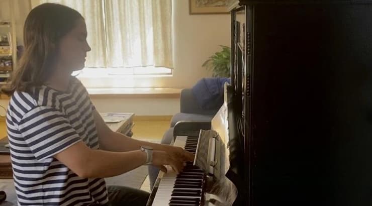 דניאלה פלג מנגנת על הפסנתר (פרטי) דניאלה פלג מנגנת על הפסנתר