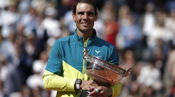 רפאל נדאל עם גביע הרולאן גארוס ה-14 שלו (רויטרס) רפאל נדאל עם גביע הרולאן גארוס ה-14 שלו