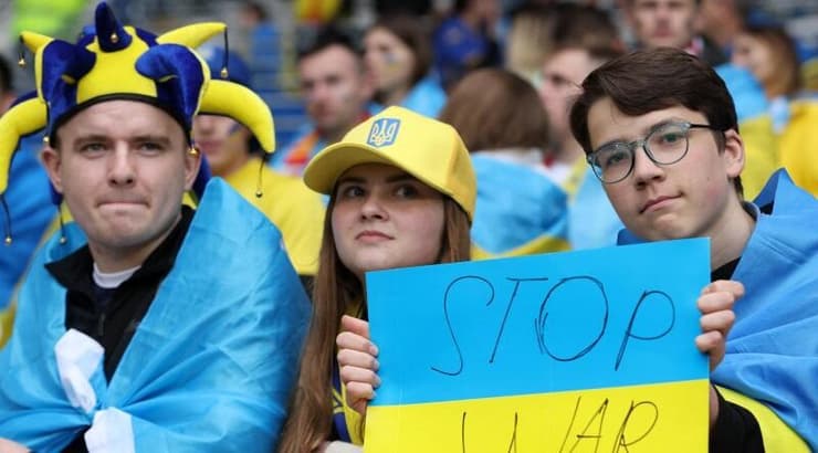 אוהדי נבחרת אוקראינה (רויטרס) אוהדי נבחרת אוקראינה