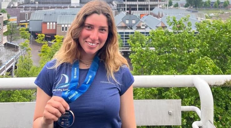 גל צוקרמן עם המדליה