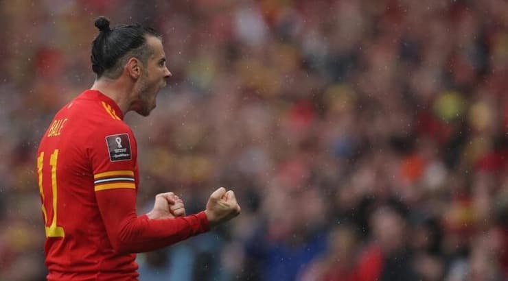 בייל חוגג שער (רויטרס) בייל חוגג שער