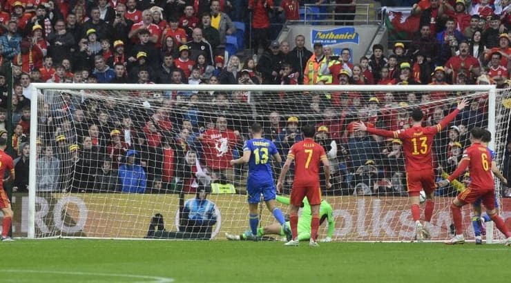 וויילס כובשת מול אוקראינה (רויטרס) וויילס כובשת מול אוקראינה