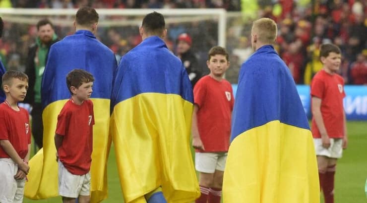 שחקני אוקראינה עטופים בדגלים (רויטרס) שחקני אוקראינה עטופים בדגלים