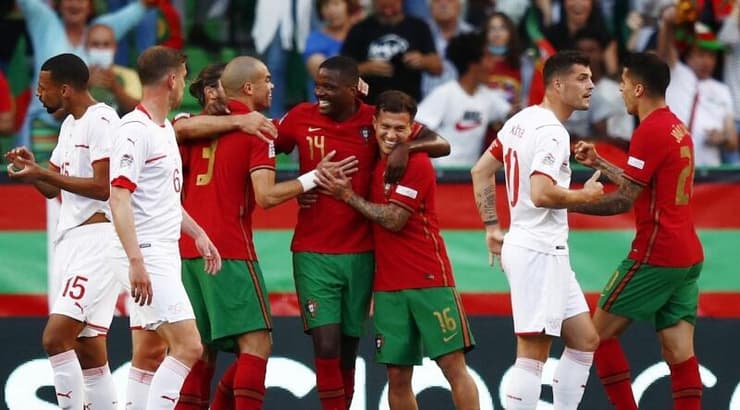 שחקני פורטוגל חוגגים לצד שחקני שווייץ