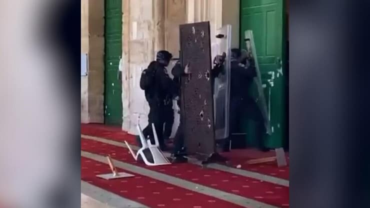 פלסטינים מתבצרים במסגד אל אקצא ומיידים אבנים על כוחות הביטחון