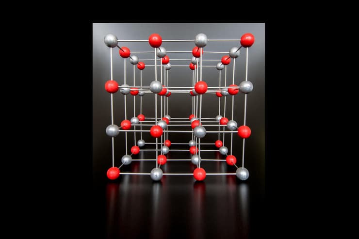 לגבישי זמן סדר מחזורי בזמן וברוב המימושים יש גם סדר במרחב, בעוד שלגבישים רגילים יש סדר שנשמר במרחב בלבד. מודל של גביש נתרן כלורי
