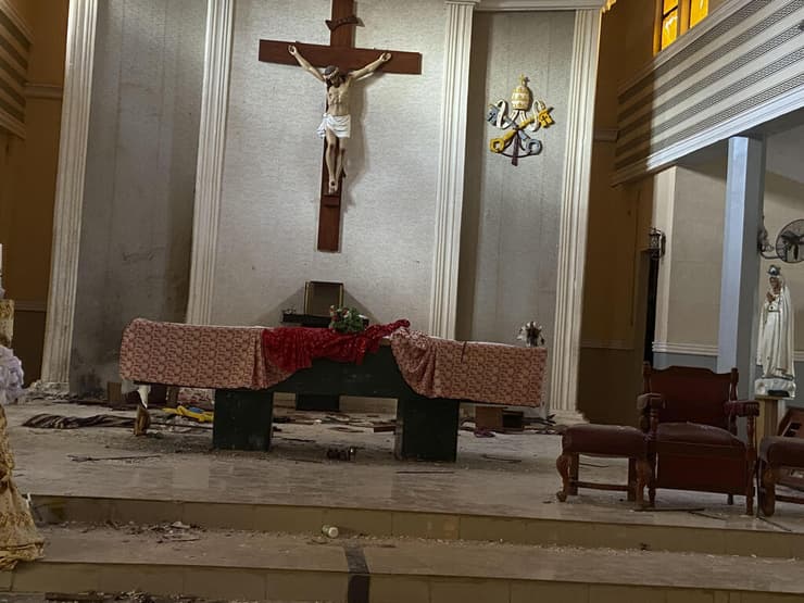 החיפושים אחר ספיר נניגריה עשרות נרצחים מתקפה בכנסייה קתולית מדינת המחוז אונדוחום