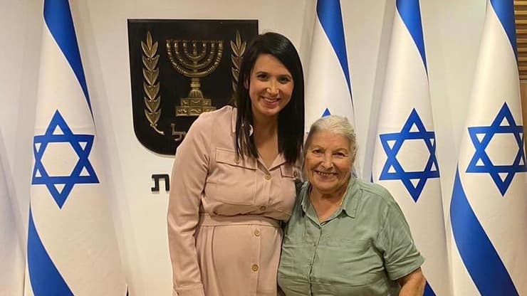 סימי אלימלך עם הנכדה ח"כ שירלי פינטו סימי אלימלך, סבתא של ח"כ שירלי פינטו