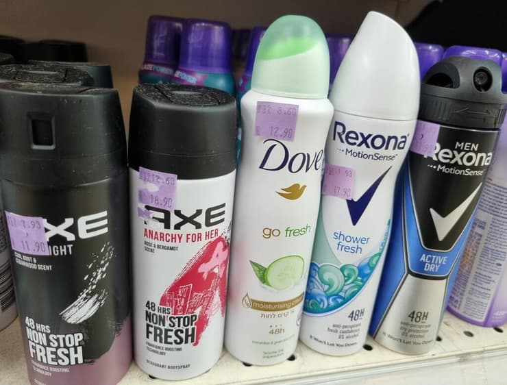 בין הדאודורנטים שבמחסור (צילום: מירב קריסטל) בין הדאודורנטים שבמחסור