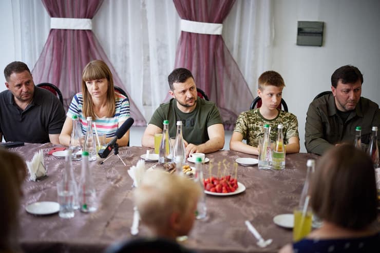 נשיא אוקראינה וולודימיר זלנסקי מבקר ב מקלט ל מפונים ב זפוריז'יה