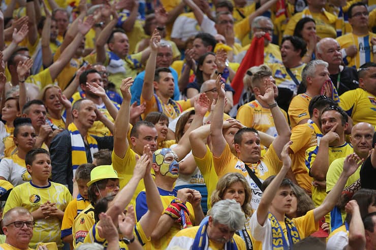 אוהדי ויוה קיילצה. "הלשחק עם אוהדים כאלה זה מצמרר" (צילום: גטי אימג'ס) אוהדי ויוה קיילצה