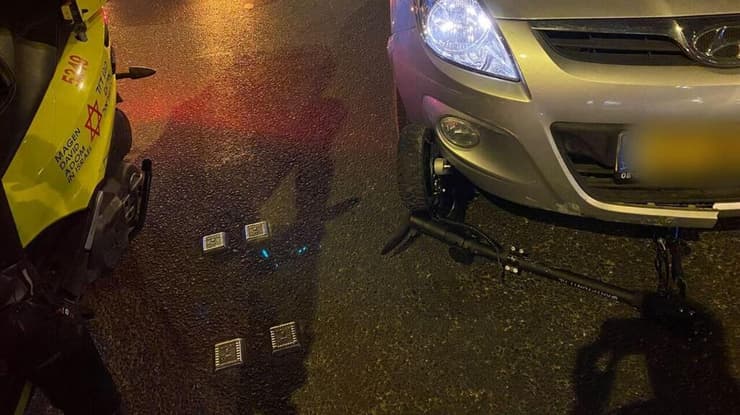 הקורקינט מתחת לגלגלי הרכב (צילום: תיעוד מבצעי מד"א) זירת התאונה בפתח תקווה