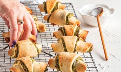 רוגלך מבצק פריך במלית גבינה ותרד