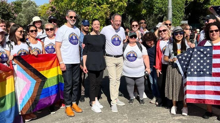 שוחחו על גשר אלנבי לפני המצעד. מרב מיכאלי ושגריר ארה"ב תומאס ניידס מרב מיכאלי עם שגריר ארה"ב תומאס ניידס