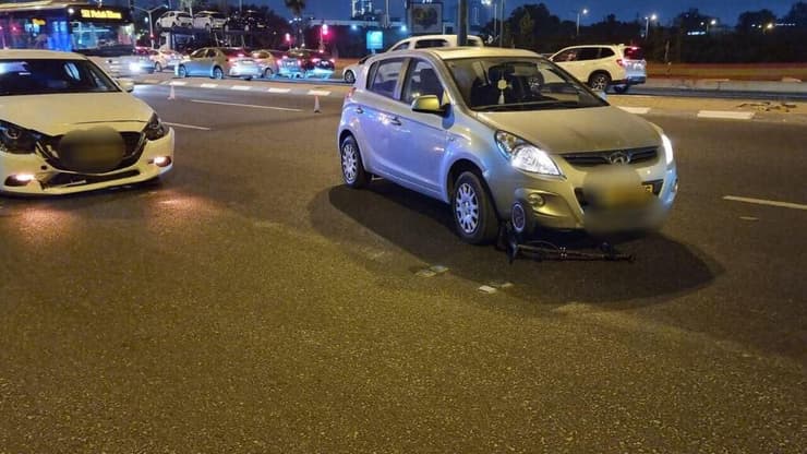 שתי המכוניות המעורבות זירת התאונה בפתח תקווה