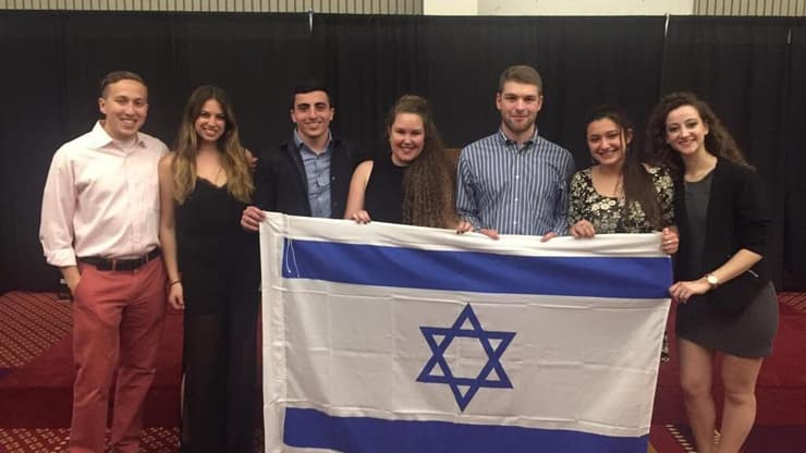 לינור שטיין בפעילות פרו ישראלית בקמפוס (צילום: באדיבות הסוכנות היהודית) לינור שטיין בפעילות פרו ישראלית בקמפוס