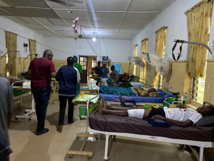 החיפושים אחר ספיר נניגריה עשרות נרצחים מתקפה בכנסייה קתולית מדינת המחוז אונדוחום