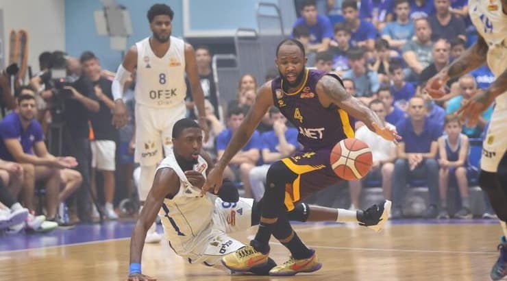 כריס ג'ונסון (איציק בלניצקי) כריס ג'ונסון